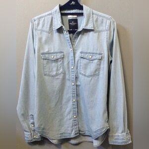 American Eagle Outfitters Sky Blue light denim slim fit button down Sz Medium